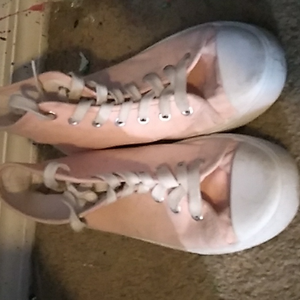 Pink low top shoes great quality